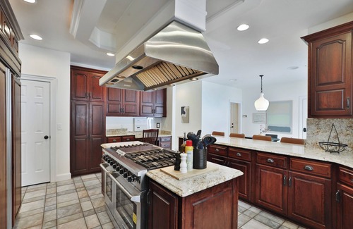 Lancaster House | Secluded estate sleeps 21! Huge Indoor Heated pool! Sauna and Hot tub