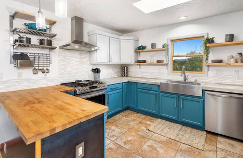 Hartsel Cabin | Pet-Friendly Summer Retreat with Hot Tub & Game Room