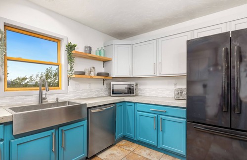 Hartsel Cabin | Pet-Friendly Summer Retreat with Hot Tub & Game Room