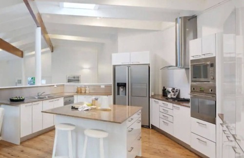 Newport House | Family-Friendly Treehouse Just Minutes from Bungan Beach