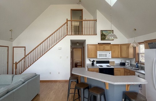 Hesston Cabin | Serene Getaway: Lake Views, Trails & Pet-Friendly Fun!