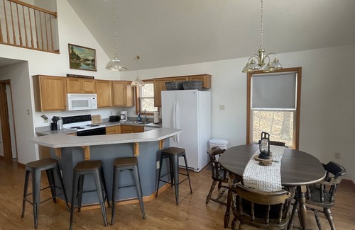 Hesston Cabin | Serene Getaway: Lake Views, Trails & Pet-Friendly Fun!