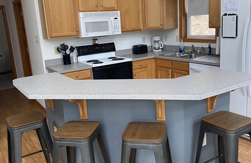 Hesston Cabin | Serene Getaway: Lake Views, Trails & Pet-Friendly Fun!