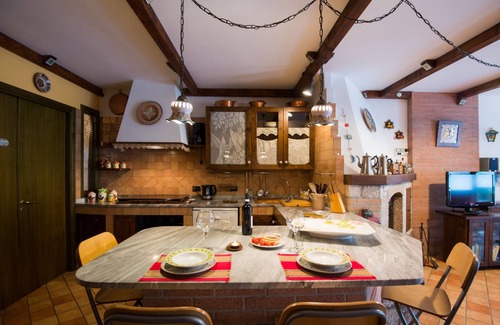 Potenza Villa | Idyllic Villa Retreat with Garden, Pool & Free WiFi