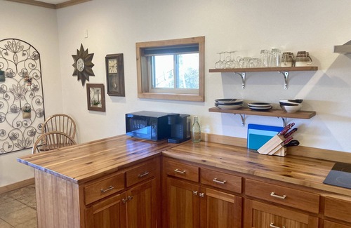 Jones Mills Cottage | Serene Escape at Lake Catherine: Kayaks, Fishing & Spa
