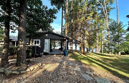 Lafayette County House | Tranquil Lakefront Getaway with Amazing Views & Amenities