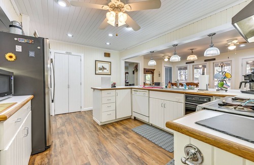 Pine Mountain Valley Cabin | Cozy Hamilton Cabin Retreat with Private Lake & Spa