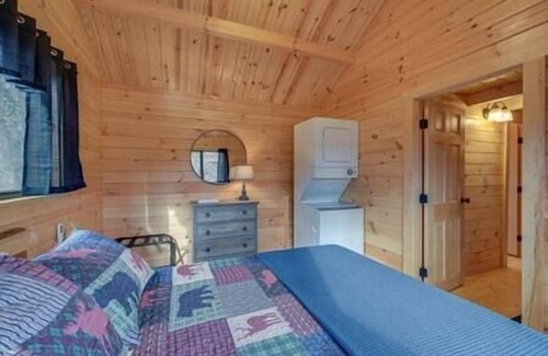 Traphill House | Cozy Hillside Cabin with Mountain Views and Kitchen Access