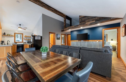Bridgewater Corners House | Inviting Retreat with Hot Tub and Mountain Views Await!