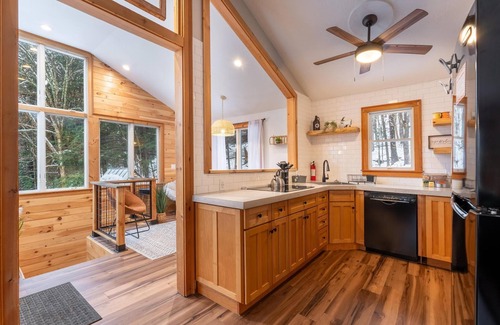 Bridgewater Corners House | Inviting Retreat with Hot Tub and Mountain Views Await!