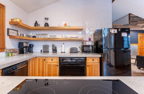 Bridgewater Corners House | Inviting Retreat with Hot Tub and Mountain Views Await!