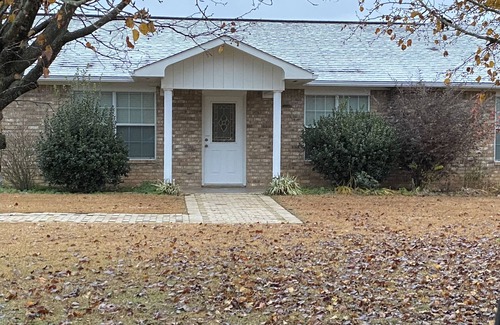 De Queen House | Tranquil Retreat with Lake Access and Top Amenities