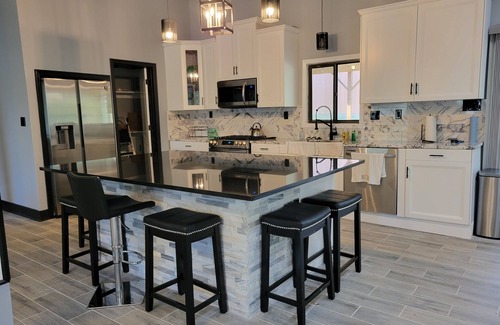 South Kansas City House | Tranquil Secluded Home with Spa, Kitchen & Hot Tub