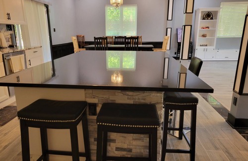 South Kansas City House | Tranquil Secluded Home with Spa, Kitchen & Hot Tub