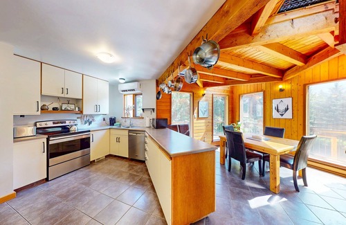 Christina Lake House | Idyllic Retreat with Gazebo & BBQ Near the Beach