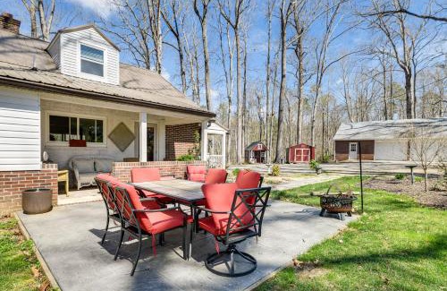 Wilsons House | Secluded Home with 2-Acre Fishing Pond