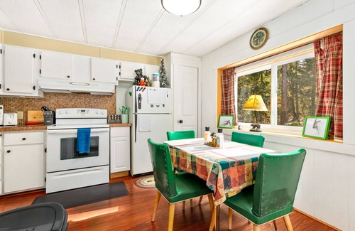Gold Bar House | Tranquil Retreat with Hot Tub, Firepit & Deck