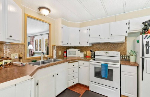 Gold Bar House | Tranquil Retreat with Hot Tub, Firepit & Deck