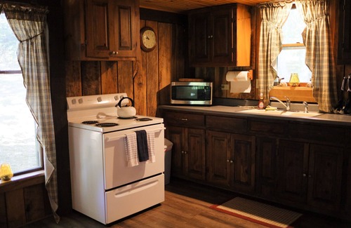 Old Washington Cabin | Cozy Hot Tub Cabin in Southeast Ohio - Guest Rated 10/10