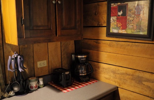 Old Washington Cabin | Cozy Hot Tub Cabin in Southeast Ohio - Guest Rated 10/10