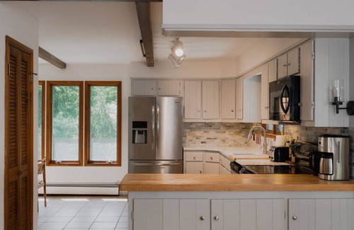 New Paltz House | Idyllic Retreat at Shawangunk Ridge with Spa & Hot Tub