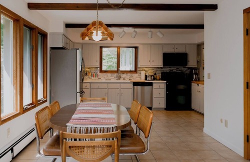 New Paltz House | Idyllic Retreat at Shawangunk Ridge with Spa & Hot Tub