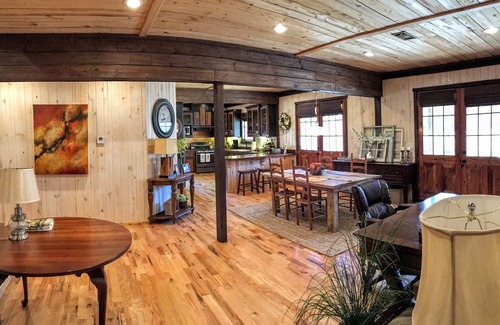 Taylor House | Perfect Lodge with Lake Access for Large Groups near Oxford