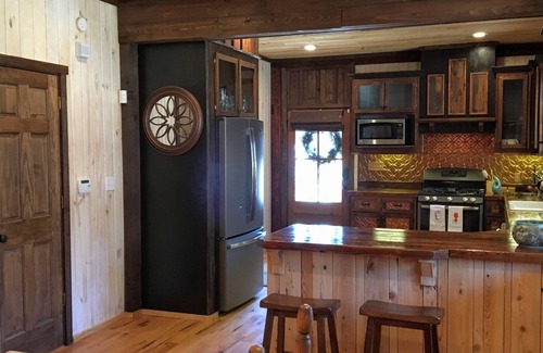 Taylor House | Perfect Lodge with Lake Access for Large Groups near Oxford