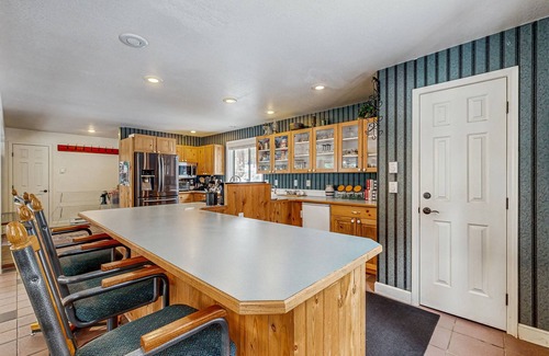 Cascade House | Tranquil Lake View Retreat with Private Beach Access