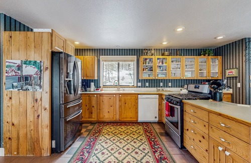 Cascade House | Tranquil Lake View Retreat with Private Beach Access