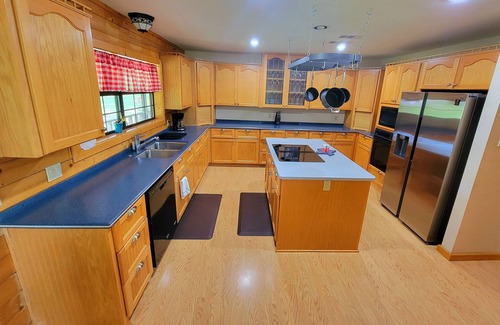 Yantis Cabin | Tranquil Lakefront Cabin with Pool & Private Boat Ramp