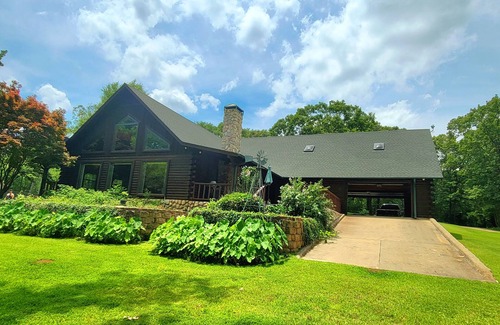 Yantis Cabin | Tranquil Lakefront Cabin with Pool & Private Boat Ramp