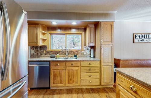Tomahawk House | Inviting Lakefront Retreat with Deck and Pet-Friendly Perks