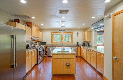 Amity Cabin | Idyllic Lakefront Lodge: Unmatched Comfort at DeGray Lake
