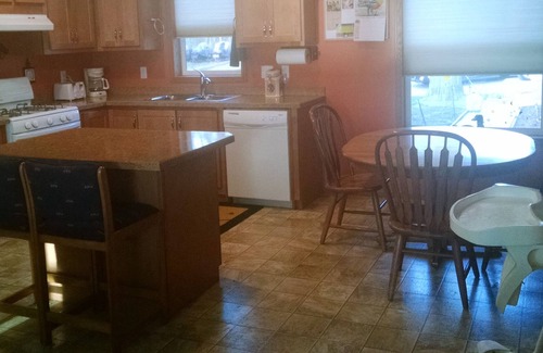 New London House | Secluded lakefront property with stunning sunsets!!