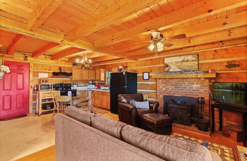 Lansing Cabin | Cozy Log Cabin with Hot Tub and Fireplace Near West Jefferson