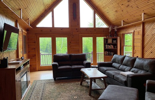 Johnsburg House | Tranquil Log Cabin with Hot Tub Near Lake George