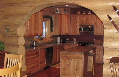 Granby House | Tranquil Log Home with Scenic Views & Delicious Breakfast