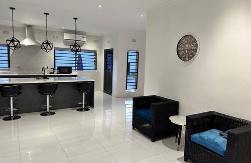 Lusaka House | Secluded Lusaka West Pool House with Spa & Breakfast