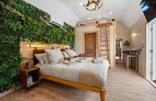 Wimberley Villa | Secluded Luxury Couples cabin Sauna Pool