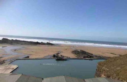 Trewen House | Tranquil Pod Getaway with Ocean Views & Hot Tub