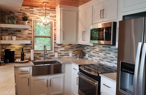Mid America House | Serene Modern Mountain Getaway with Spa and Ocean Views