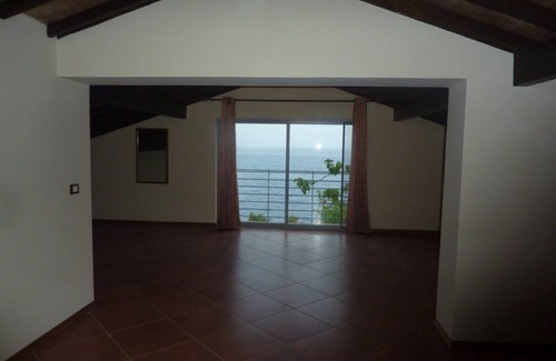 Cidade Velha Villa | Secluded modern villa with pebble beach near Unesco heritage city