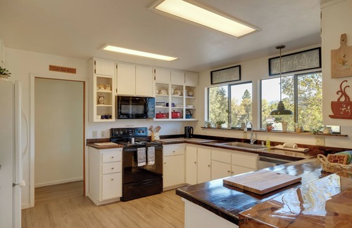 North Fork House | Cozy Mountain Hideaway with Spa & Breakfast Near Bass Lake