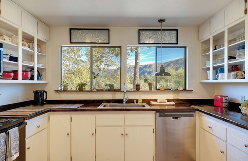 North Fork House | Cozy Mountain Hideaway with Spa & Breakfast Near Bass Lake