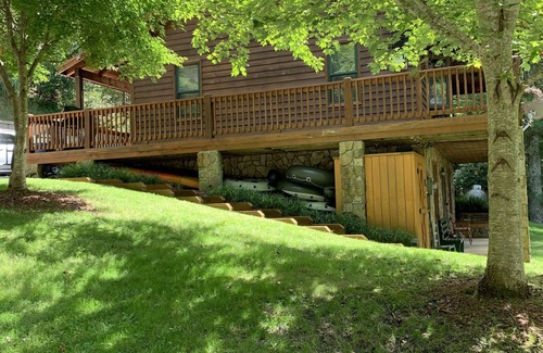 Lansing House | Idyllic Mountain Retreat with Fire Pit & Family-Friendly Perks