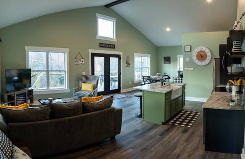 Dahlonega House | Idyllic Mountain Retreat with Hot Tub & Nearby Wineries