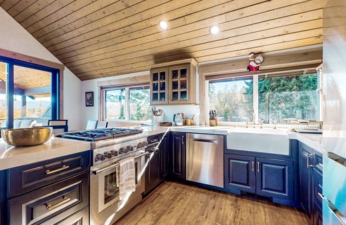 Cle Elum House | Secluded mtn-view home with game room, private hot tub, outdoor kitchen, & grill
