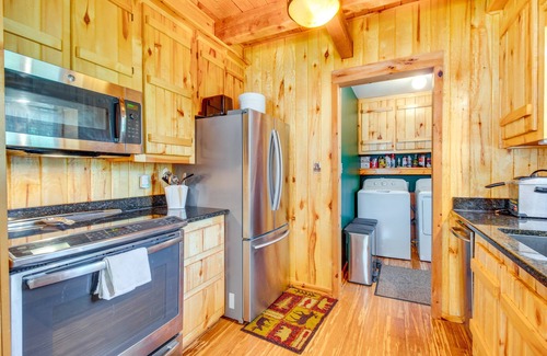 Oakland Cabin | Cozy Oakland Cabin with Private Yard and Spa Amenities