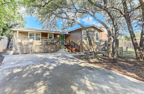 Austin House | Tranquil Cottage Near Downtown Austin and Lake Activities
